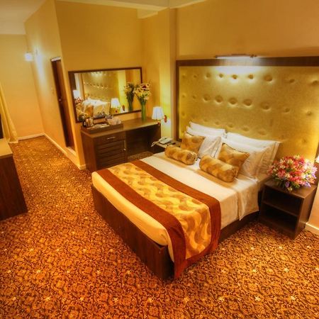 The Queensburry City Hotel Nuwara Eliya Bagian luar foto