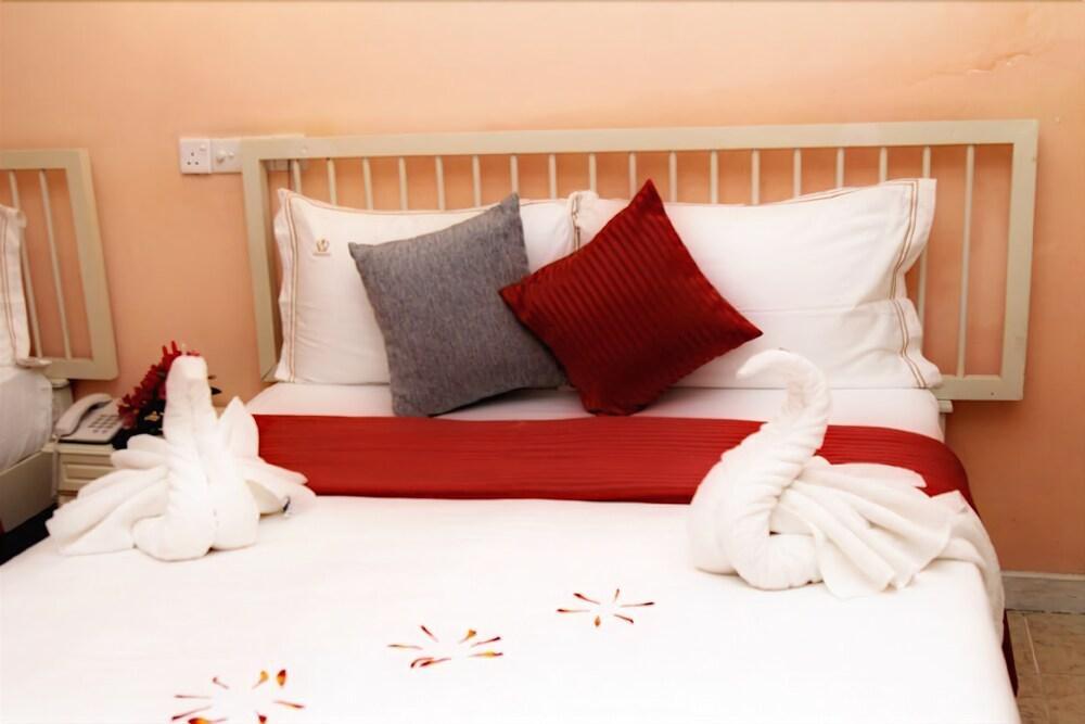 The Queensburry City Hotel Nuwara Eliya Bagian luar foto