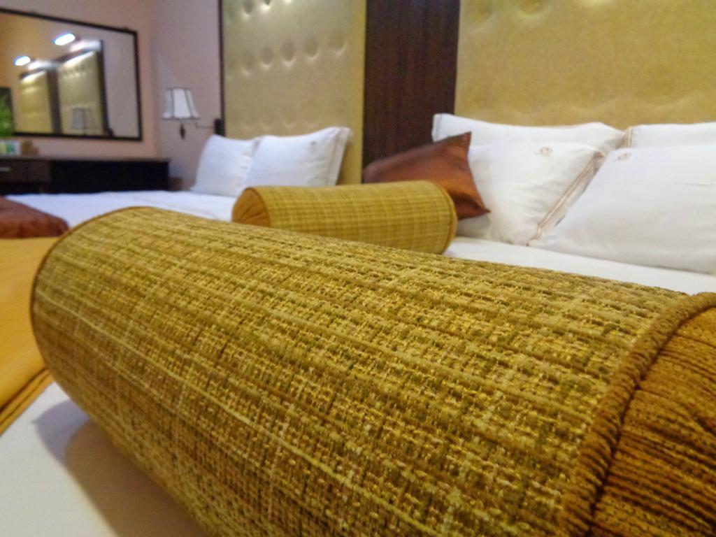 The Queensburry City Hotel Nuwara Eliya Bagian luar foto