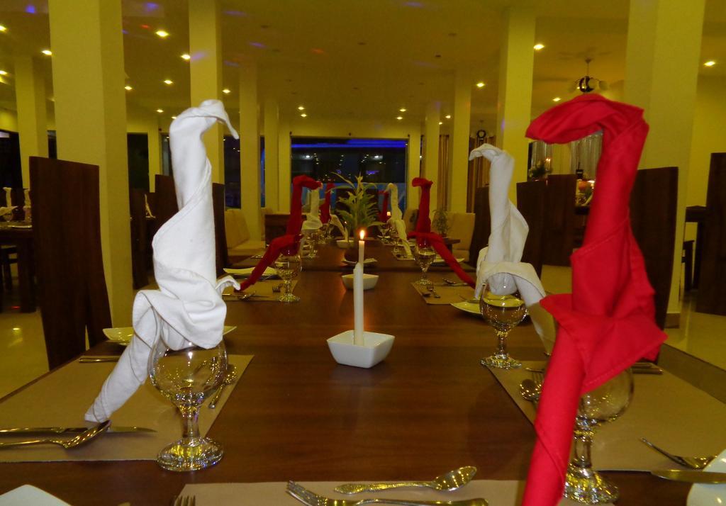 The Queensburry City Hotel Nuwara Eliya Bagian luar foto