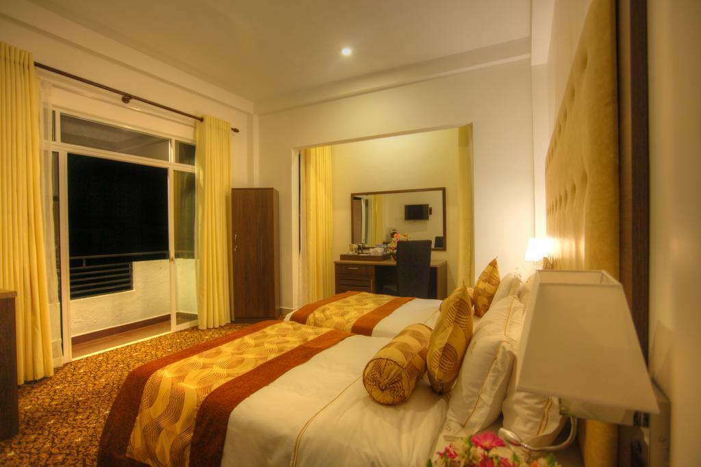 The Queensburry City Hotel Nuwara Eliya Bagian luar foto