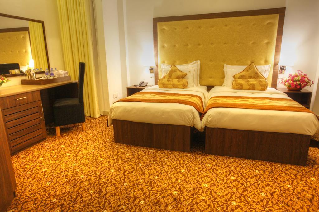 The Queensburry City Hotel Nuwara Eliya Bagian luar foto