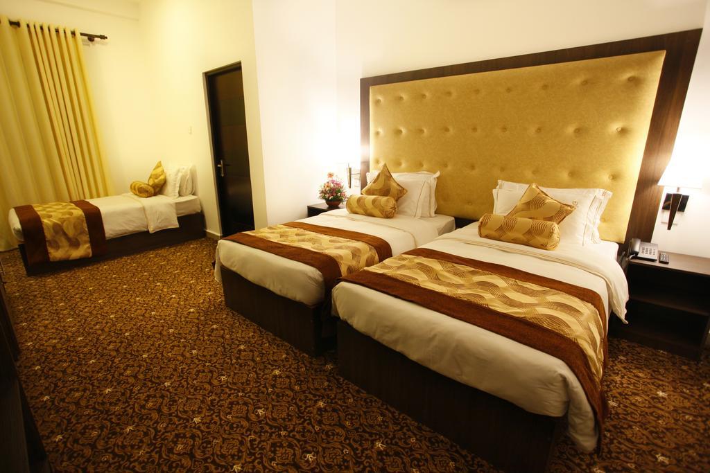 The Queensburry City Hotel Nuwara Eliya Bagian luar foto