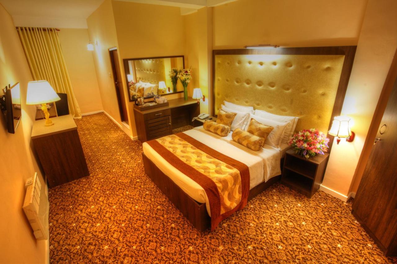The Queensburry City Hotel Nuwara Eliya Bagian luar foto
